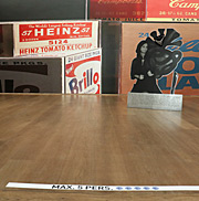 Für jeden Saal gibt es aktuell einen Hinweis, wie viele Personen sich im Ausstellungsraum aufhalten dürfen (©Foto: Martin Schmitz)